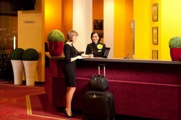 hoteldesk1.jpg